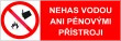 Bezpe�nostn� tabulka Nehas vodou ani p�nov�mi p��stroji